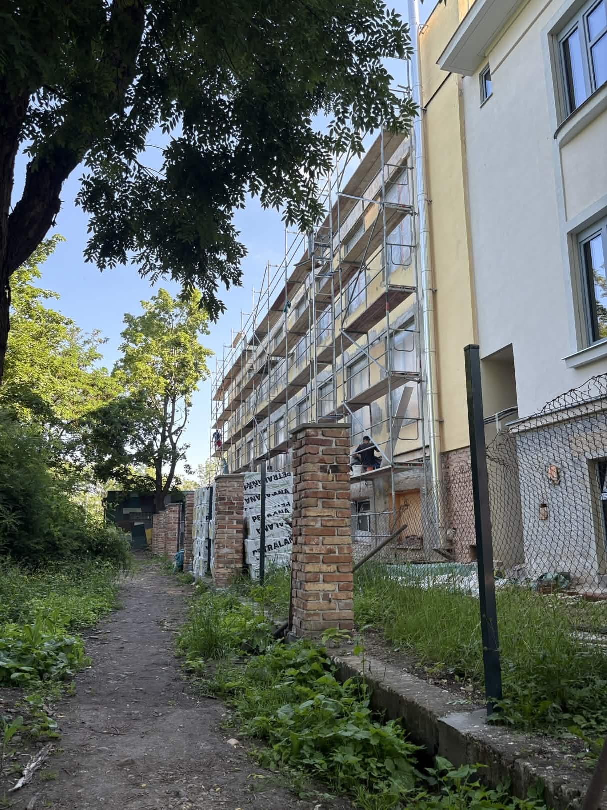 Rekonstrukce T7Gym — lešení a příprava fasády