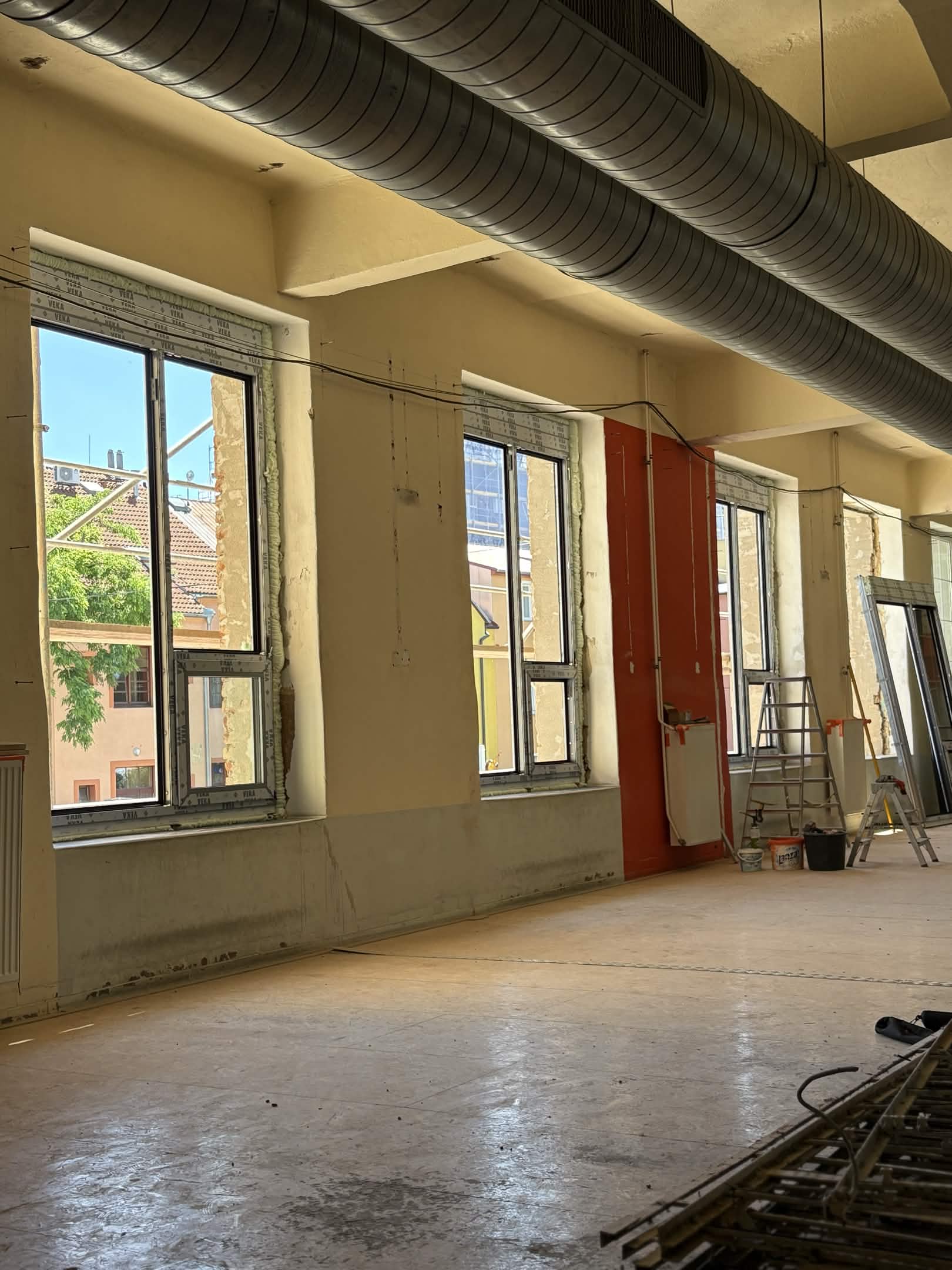 Rekonstrukce T7Gym — nová elektroinstalace a okna