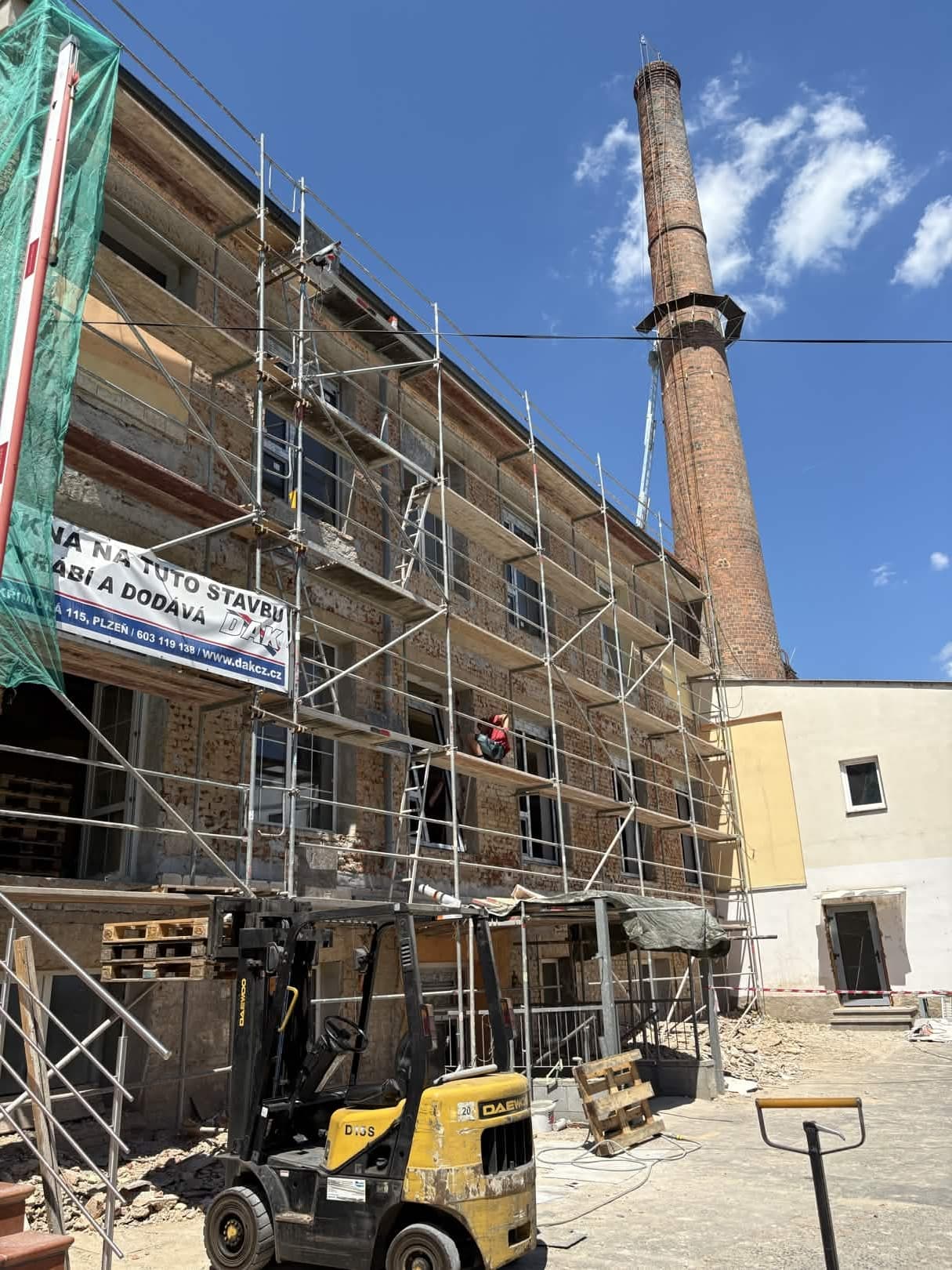 Rekonstrukce T7Gym — práce na fasádě a oknech